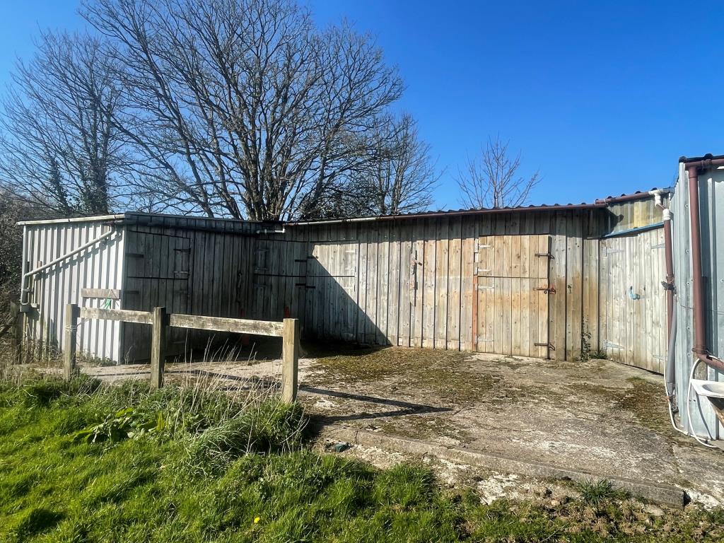 Lot: 9 - LAND WITH STABLE BLOCK AND BARN - Stable block